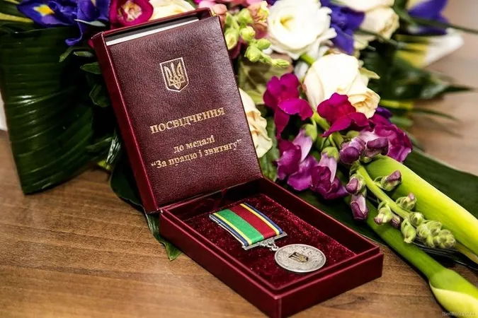 Слюсар з Волині отримав медаль від Порошенка