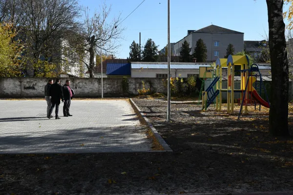 Паркомісця і дитячий майданчик: у Луцьку на Потебні ремонтують двір (фото)