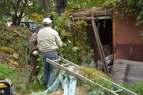 Лучанин «воював» з муніципалами і копами за сарай (фото)