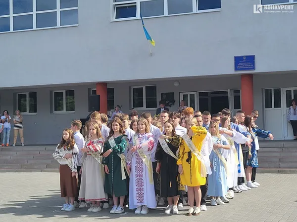 «Бо ми – люди-титани»: як у Луцькому ліцеї №10 танцювали випускний вальс (фото, відео)