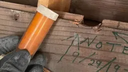 Тесляр знайшов у стіні записку 1975 року та вистежив жінку, яка її залишила (фото)