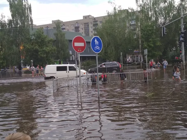 У Луцьку біля «Салюта» у «водяному полоні» опинилася швидка (фото)