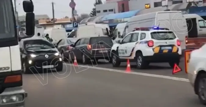 У Луцьку біля «Каравану» – аварія: рух ускладнений (відео)
