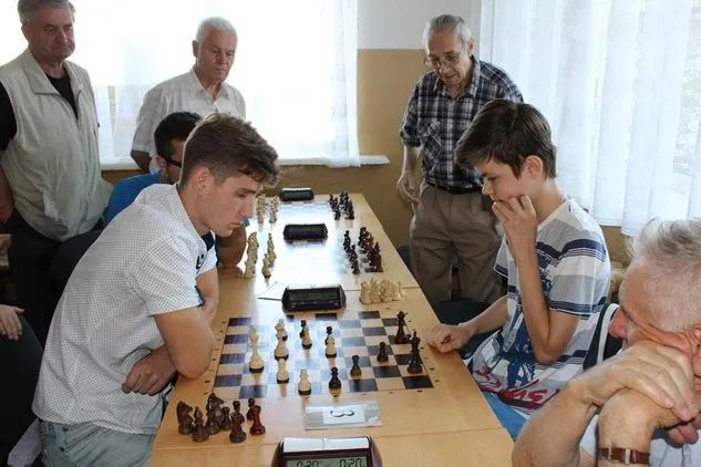 На Київському майдані просять відновити роботу шахово-шашкової школи