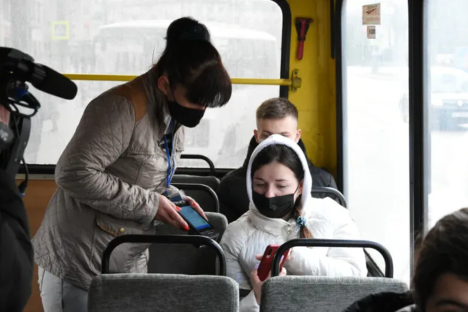 Безквиткові пасажири: в Луцьку «на полювання» вийшли працівники Укртрансбезпеки (фото)