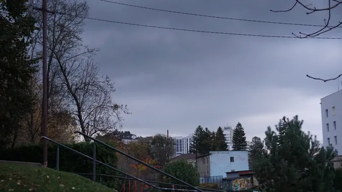 Пожовтіле листя та обважніле небо: який має вигляд осінь в одному з луцьких парків (фото)