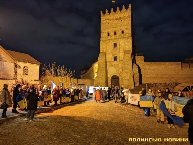 У Луцьку живим ланцюгом зустріли захисника з полону Віталія Войтича (фото)