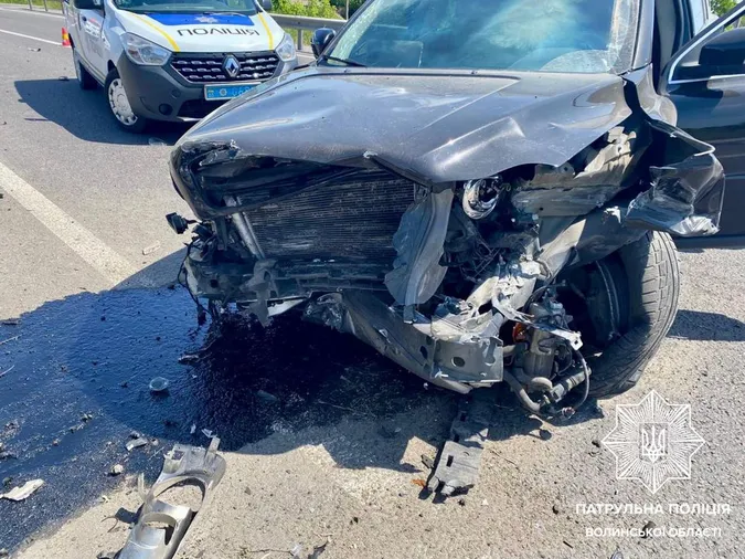 Був неуважним: під Луцьком водій Volvo зніс відбійник та злетів у кювет (фото)