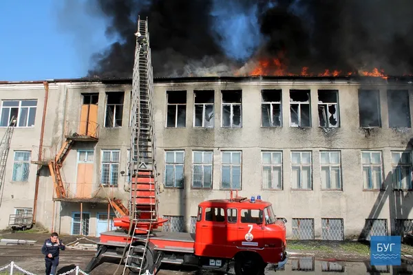 Повідомили деталі пожежі на швейній фабриці у Володимирі (фото)