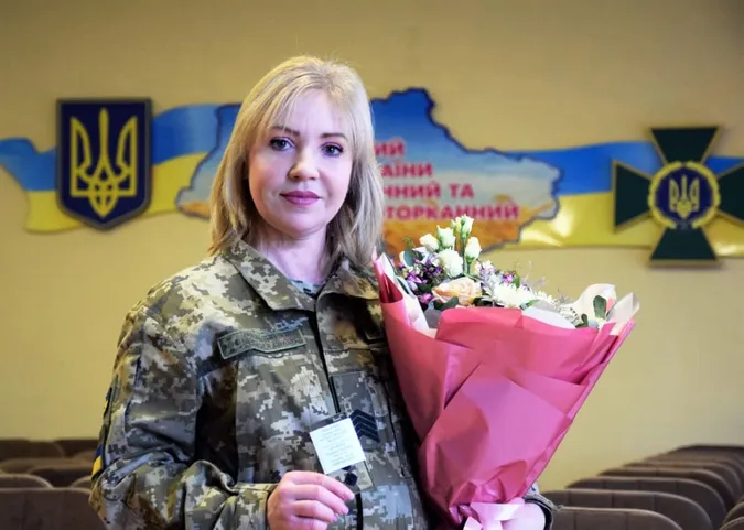 Прикордонниці з Луцька, яка повернулась з полону, вручили лейтенантські погони (фото)