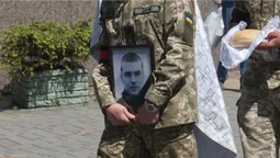 Сльози мужніх: Луцьк на колінах проводжав молодого Героя (фото, відео)