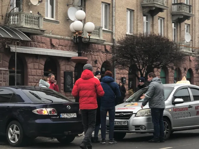 У центрі Луцька – аварія за участю учбового авто (фото)