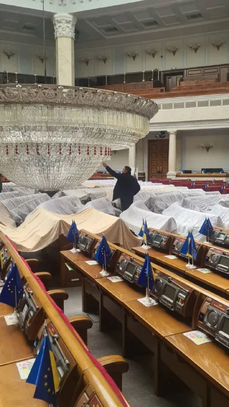 У Верховній Раді України на депутатів може обвалитися 3-тонна люстра: що коїться (фото)