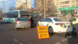 Біля «Там-Таму» легковик влупився в рейсовий автобус (фото)
