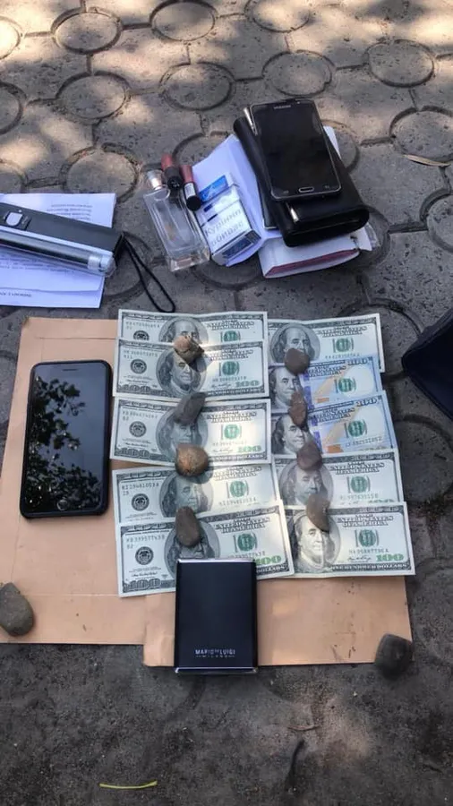 Посадовиця Луцькради вимагала в атовця одну тисячу доларів
