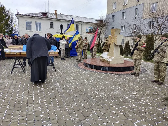 На Волині попрощалися із загиблим під Мар'їнкою Володимиром Фірчуком (фото)