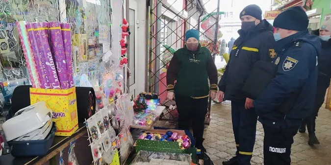 На ринку в Ковелі виявили купу незаконної піротехніки (фото, відео)