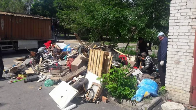 Меблі, гори одягу і сміття: що знаходять у незаконних гаражах Луцька (фото)