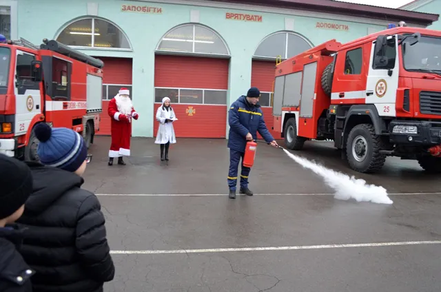 Святий Миколай та рятувальники влаштували малечі святковий квест (фото)