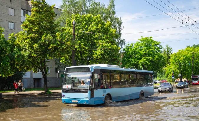 Як у Луцьку транспорт «перепливав» затоплені вулиці (фото)