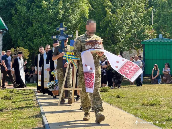 Назавжди 20: на Волині провели в останню дорогу захисника Валентина Агеєнка (фото)