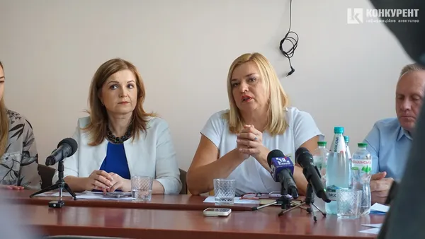 Директорка Луцької міської дитячої полікнініки Оксана Лєщинська (праворуч)