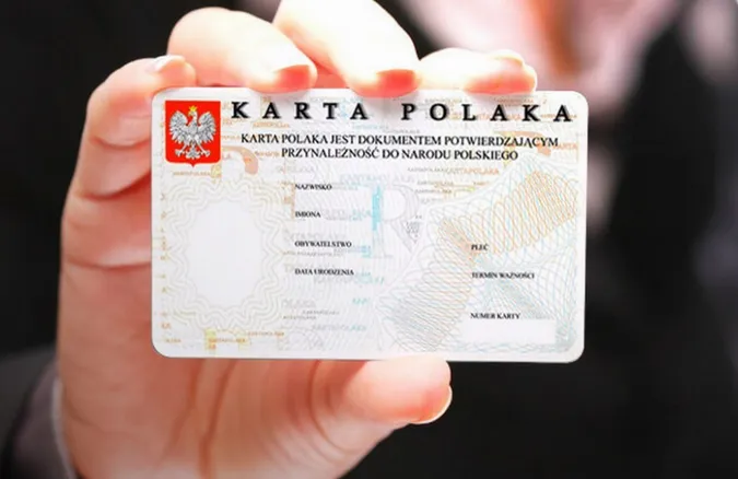 Чому Варшаві вигідно видавати українцям Карти поляка 
