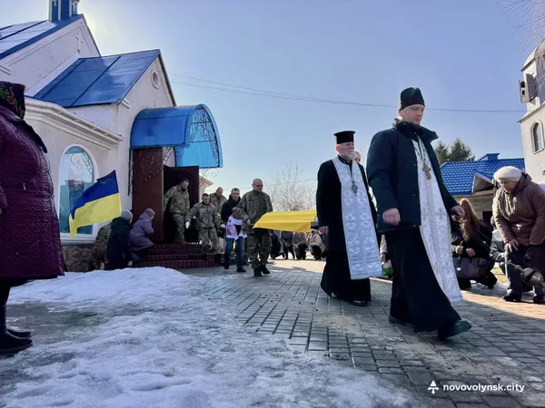 Назавжди 49: у Нововолинську попрощалися з полеглим воїном Юрієм Котом (фото)