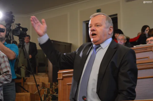 Представник політичної сили БПП «Солідарність» Валерій Діброва висловив незадоволення з приводу запропонованого списку голів та членів постійних комісій 