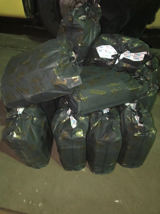 В автобусі та біля залізничних колій: на Волині знайшли контрабандні сигарети (фото)
