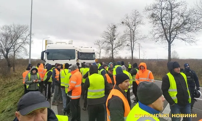 Українські перевізники заблокували трасу полякам у відповідь на їх страйк