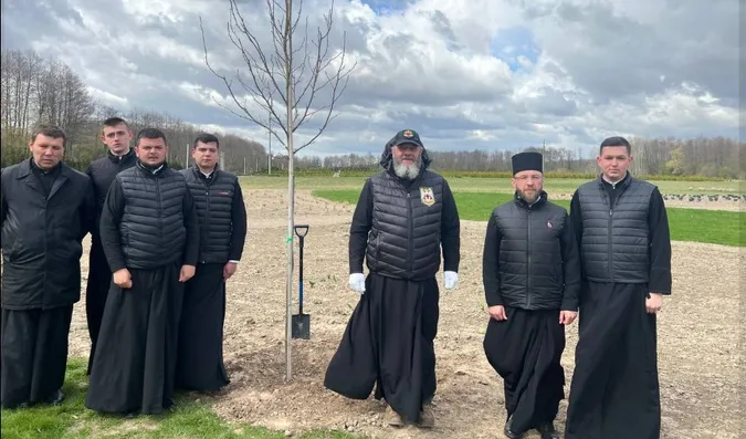 На Волині заклали «Алею богословів»: митрополит Михаїл долучилися до висадки саду (фото)