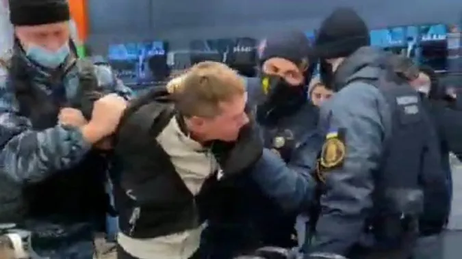 У ПортСіті пов'язали неадекватного чоловіка у Комфі (відео)