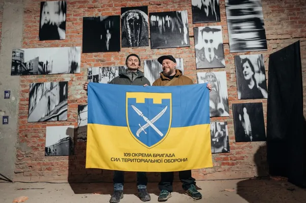 Луцький фотограф-воїн зібрав на виставці 50 тисяч для своєї бригади (фото)