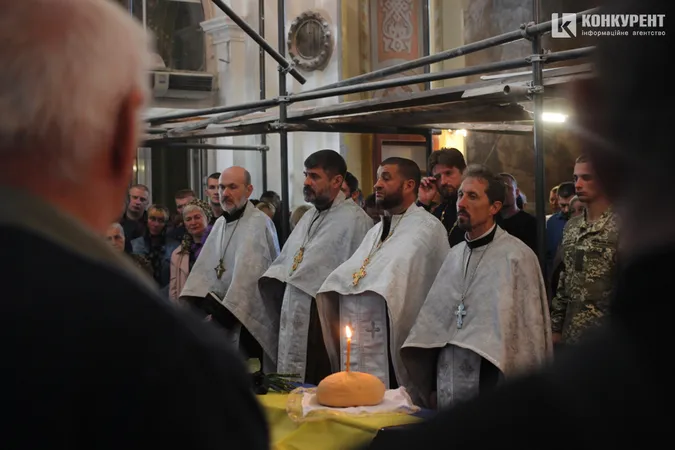 Знову похорон: Луцьк попрощався із загиблим захисником Віталієм Степанишеним (фото, відео)