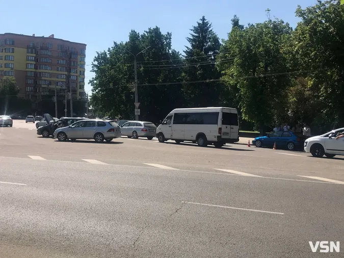 Рух ускладнений: у Луцьку – аварія біля історичного (фото, відео)