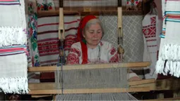 «Почала ткати з 15-ти років»: як на Камінь-Каширщині бережуть давні традиції ткацького ремесла (відео)