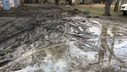 Двори у центральній частині Луцька потопають у багнюці (фото) 