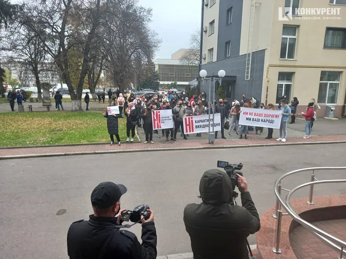 «Юра, виходь»: волинські підприємці страйкують під стінами поліції (фото, відео)