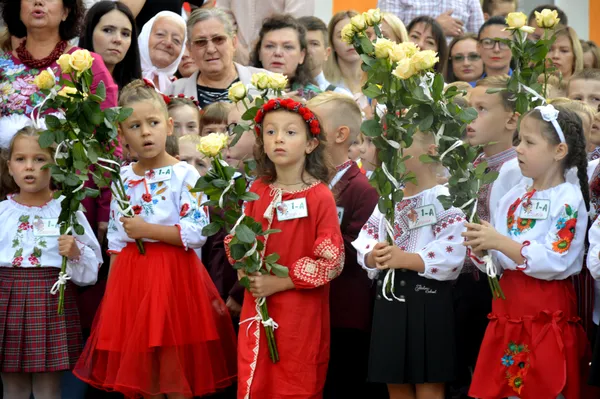 Як у луцькій школі № 1 зустріли першокласників (фото)