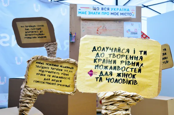 Довідкові таблички від міжнародної ГО Pact
