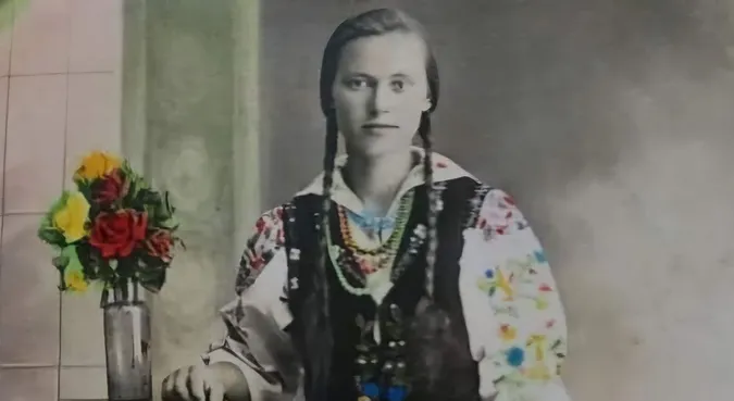 Чарівна панянка з косами: показали кольорове 100-річне фото дівчини з Волині