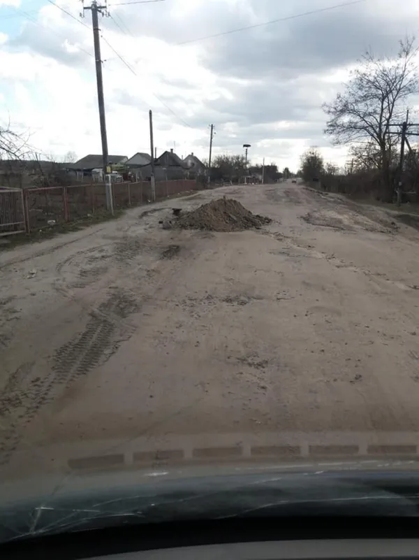 Допомоги не дочекалися: на Волині фермери самотужки ремонтують дорогу (фото)