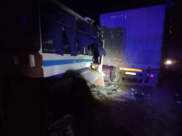 На Волині автобус в'їхав у вантажівку, є постраждалі (фото)