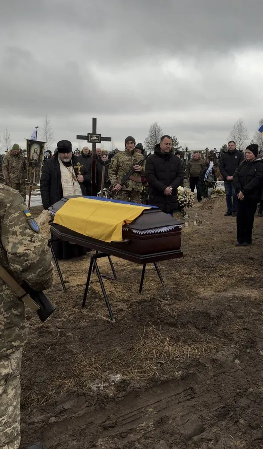 Короткий, але героїчний бойовий шлях: на Волині попрощалися з воїном Іваном Савлуком (фото)