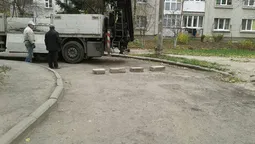 Лучани самостійно встановлюють обмежувачі руху на місці демонтованих (фото) 