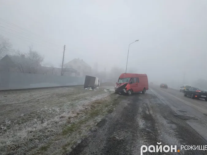 Розкидані продукти і зім’яті автомобілі: у Рожищенському районі – аварія (фото)