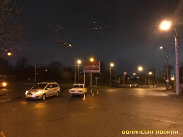 У Луцьку – аварія на перехресті: не розминулися ВАЗ і Opel (фото)