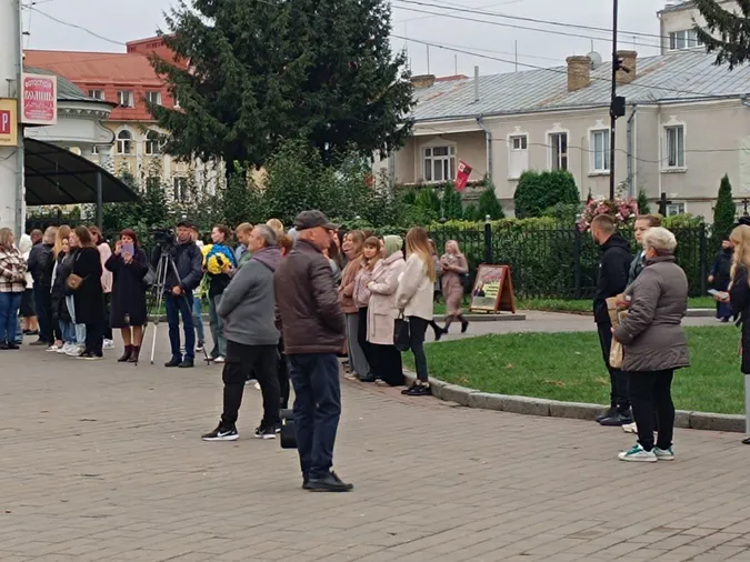У пам'ять про загиблих захисників Луцьк зупинився в хвилині мовчання (фото)