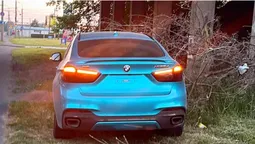У Луцьку BMW Х6 злетіла з дороги та збила дорожній знак (фото)